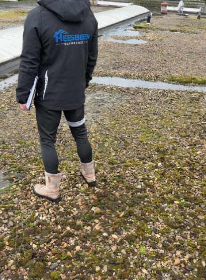 Dakdekker van Heesbeen Dakwerken brandt bitumen op een plat dak