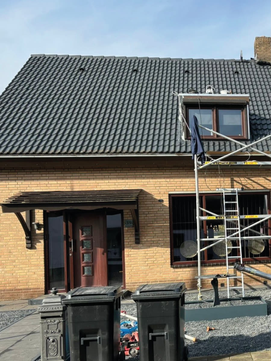 Woning met steiger tijdens de renovatie van het pannendak