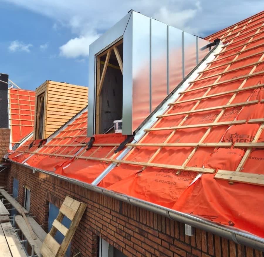 Dakkapel met zinken zijwangen op een pannendak