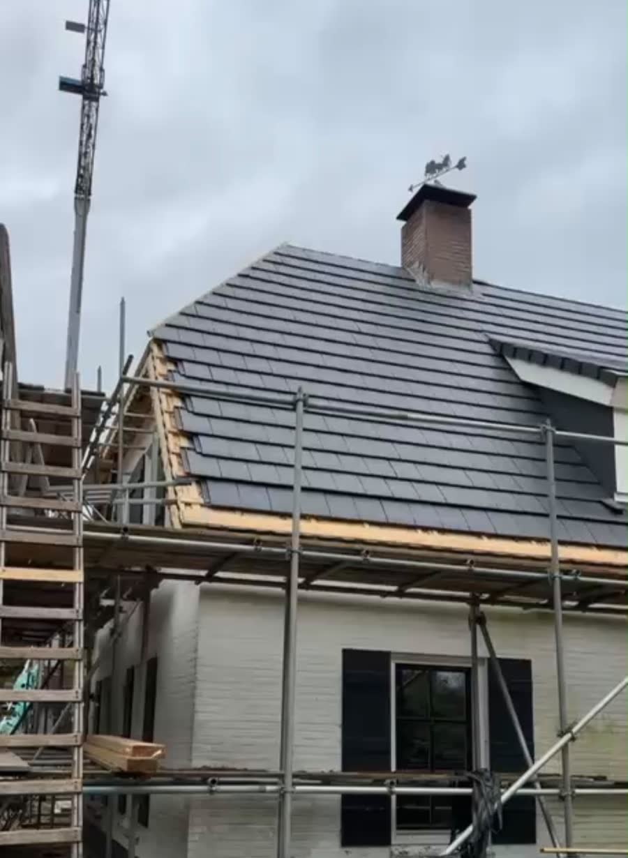 Schoorsteen met zinken bekleding op een vernieuwd pannendak