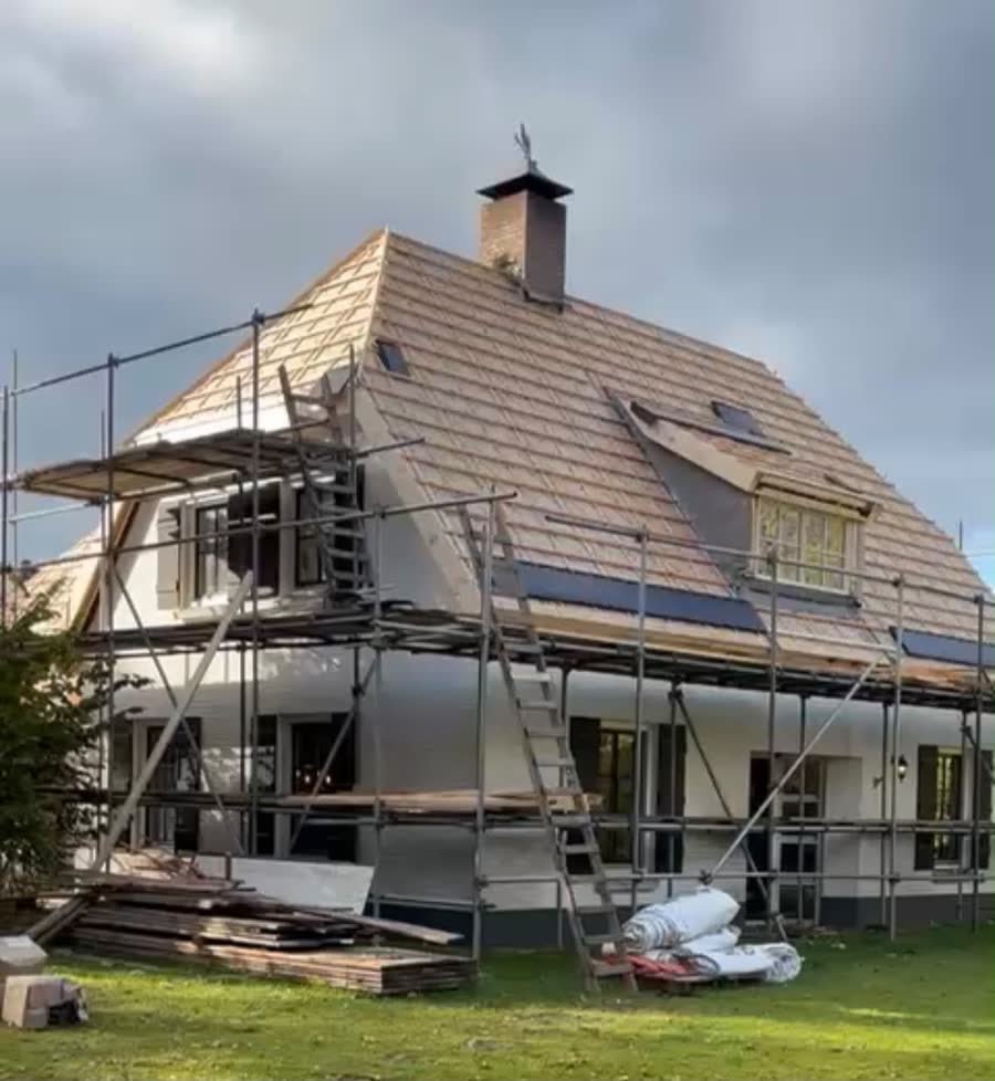 Vrijstaande woning met steiger tijdens de renovatie van het pannendak en de dakkapel