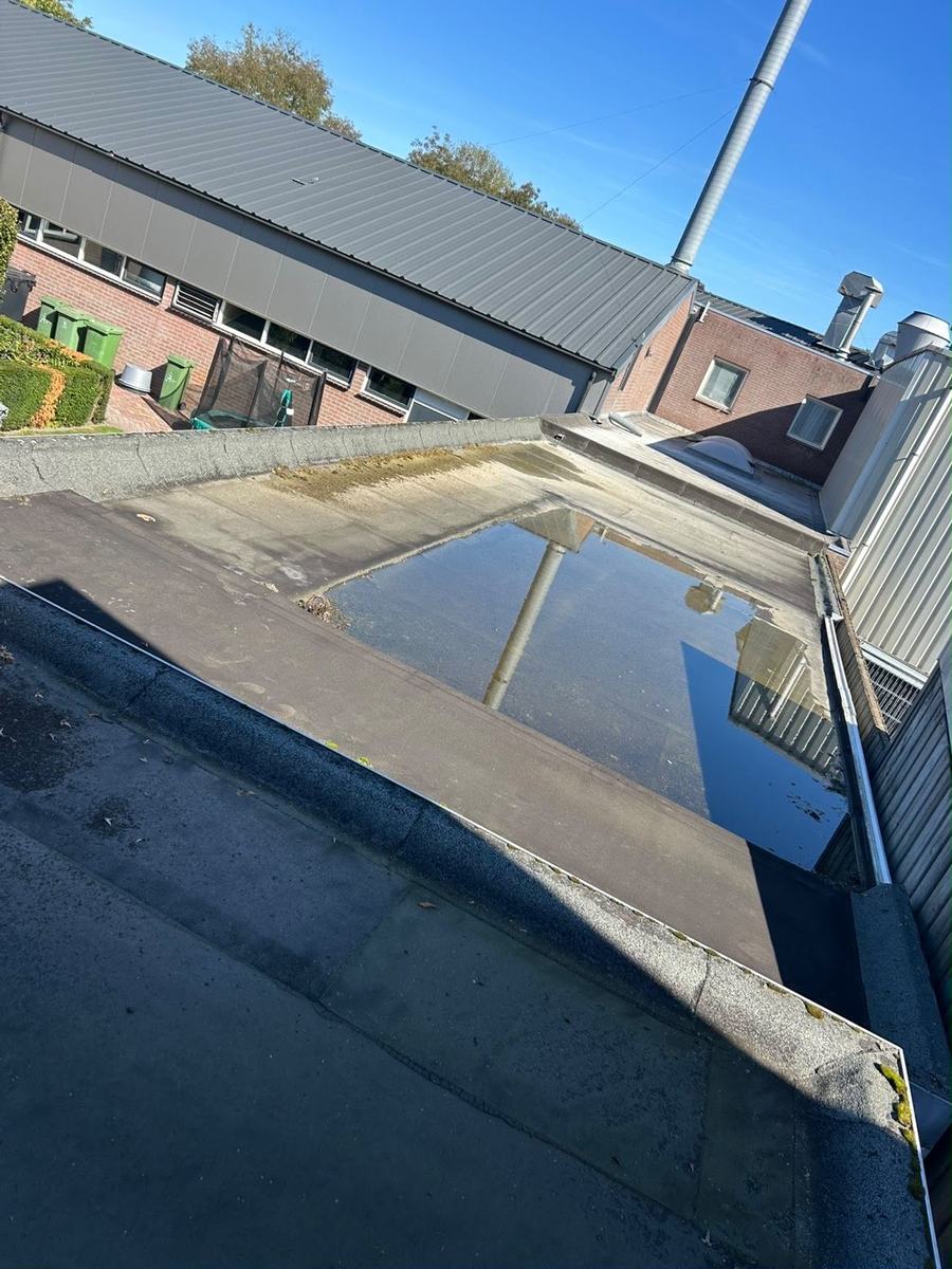 Plat dak in Nistelrode waarop na regen water blijft staan langs de dakrand
