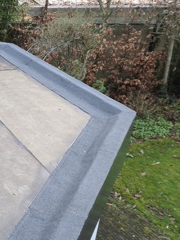 Plat dak waarvan de opstand en de dakrand rondom in nieuwe bitumen zijn uitgevoerd