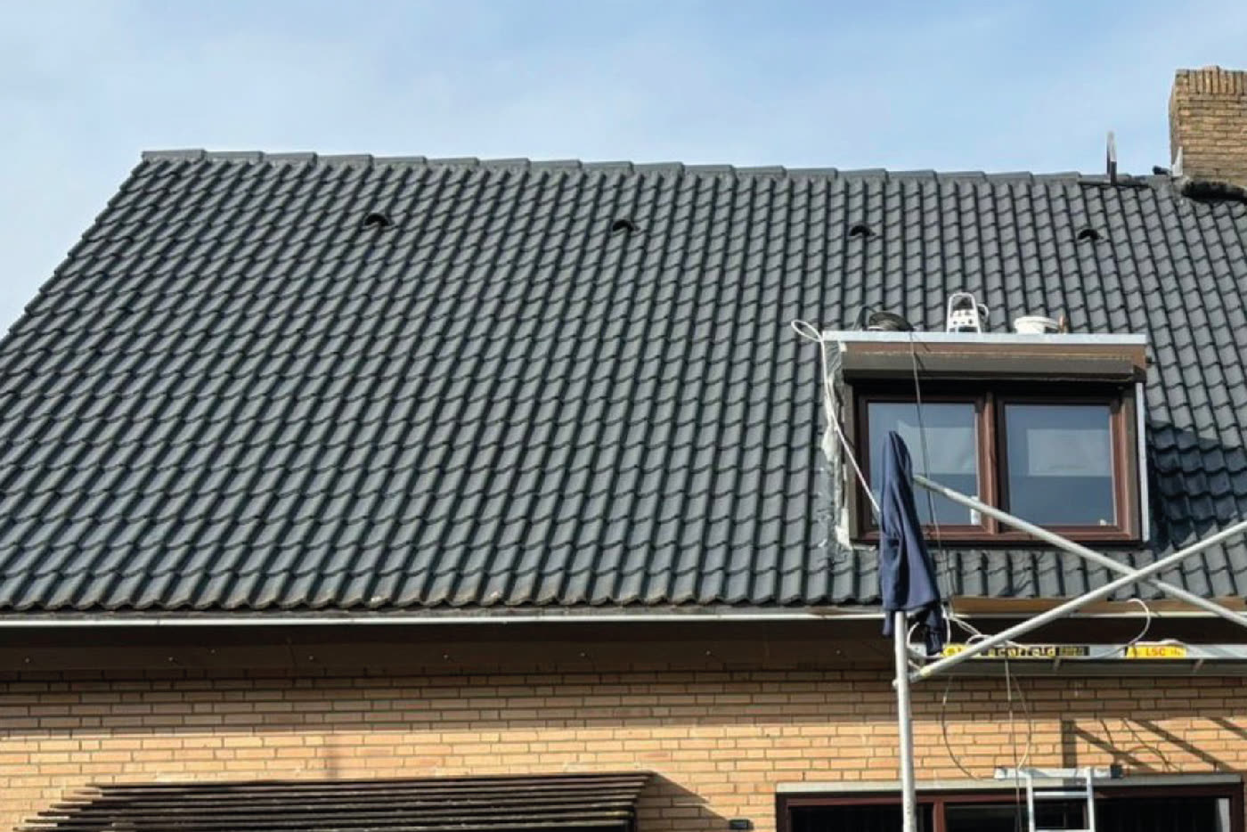 Woning met steiger rondom tijdens de renovatie van het pannendak
